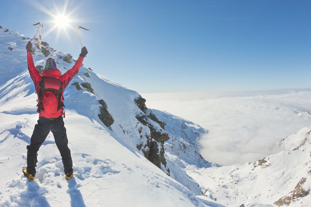 Bezpieczne chodzenie po górach w zimie - jak się przygotować?