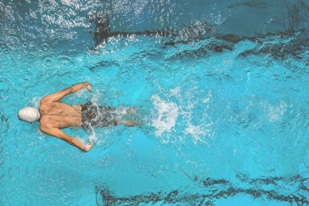 Dlaczego warto regularnie pływać? Korzyści zdrowotne