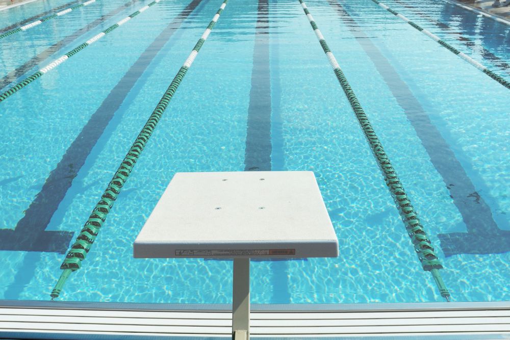 Jak korzystać z czujników tętna podczas treningu pływackiego?