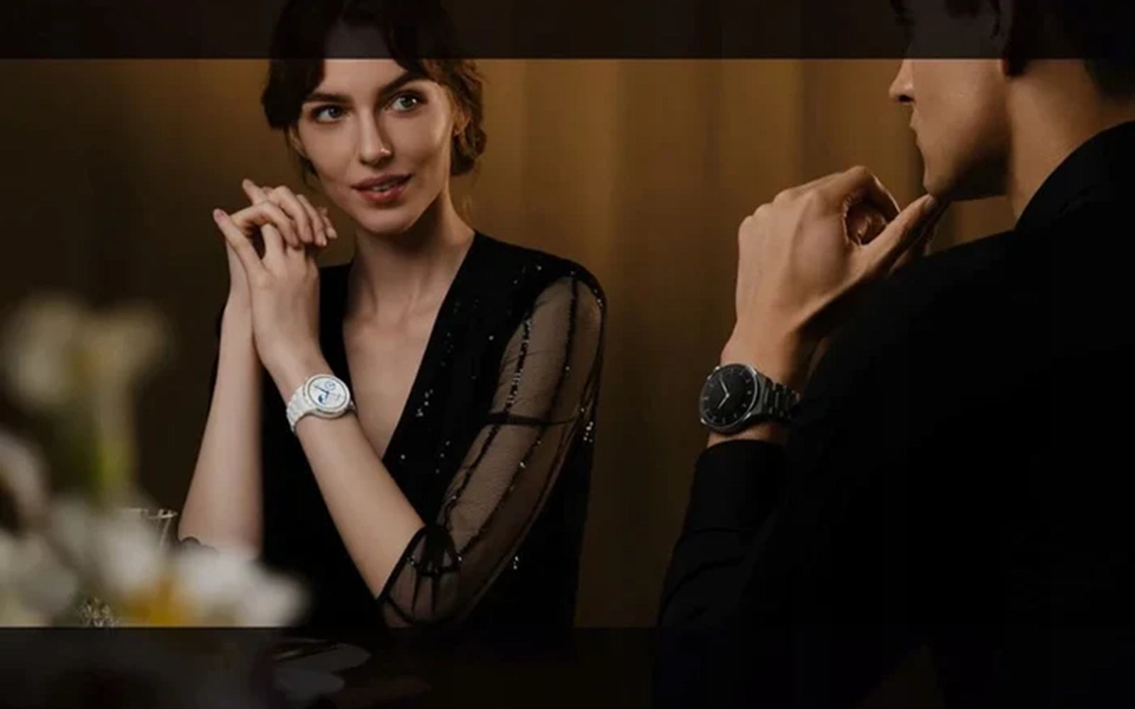 Elegancka para w restauracji ze smartwatchem na ręce