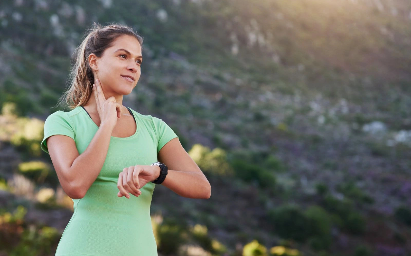 Kobieta mierząca sobie tętno podczas biegania